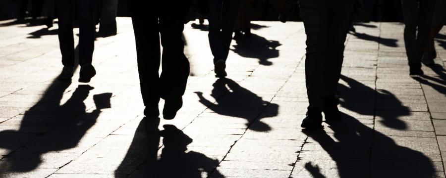 Schatten von Personen, die in eine Richtung gehen.