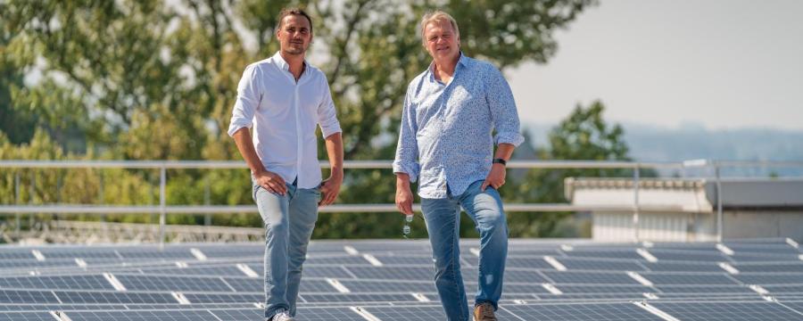Robert Veronik und Andreas Müller von Hansesun auf einer Photovoltaikanlage