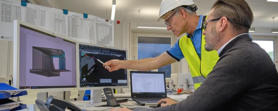 2 Männer vor bildschirm