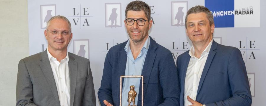 Drei Männer mit Auszeichnung