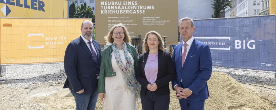 Baustart in Wien Margareten: v.l.n.r.: Markus Idlhammer von der Bildungsdirektion Wien, Sabine Theiner, Direktorin des Rainergymnasiums, Bezirksvorsteherin Silvia Jankovic und BIG Geschäftsführer Gerald Beck.