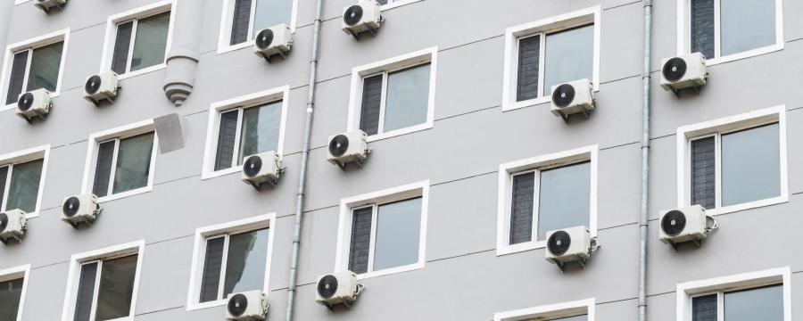 Klimaanlagen an modernem Hochhaus