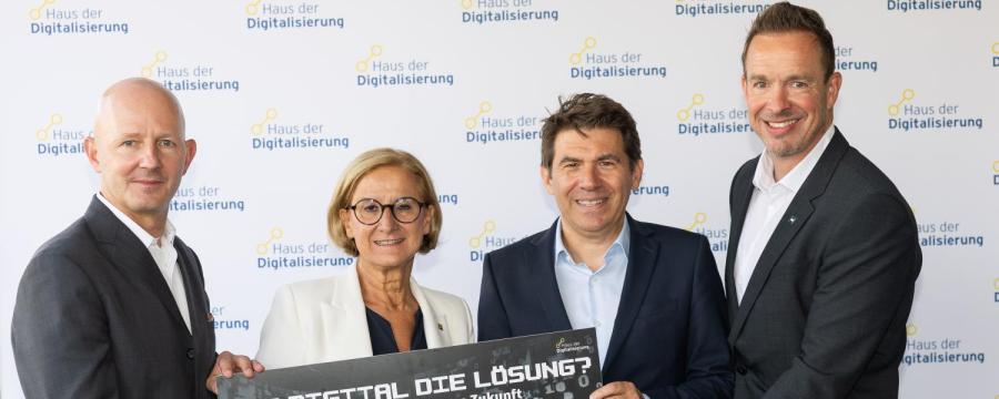 Landeshauptfrau Mikl-Leitner mit Nicolas Gibert-Morin von der Europäischen Kommission (2.v.r.) und den Geschäftsführern des Haus der Digitalisierung Claus Zeppelzauer und Lukas Reutterer (v.l.)