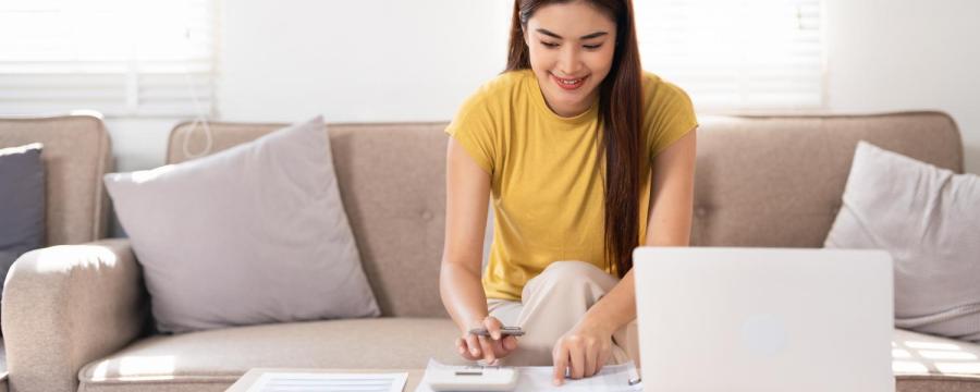 Mädel kalkuliert Wohnkosten