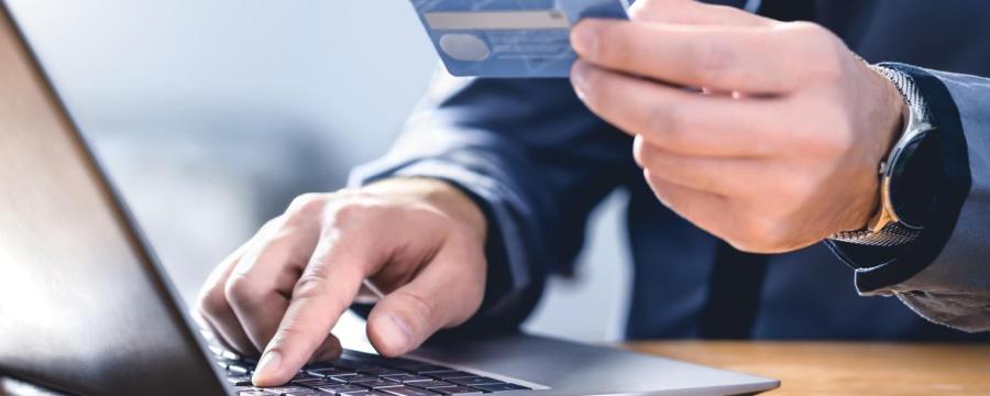 Lohnkosten Sujetbil Hand mit Computer und Taschenrechner