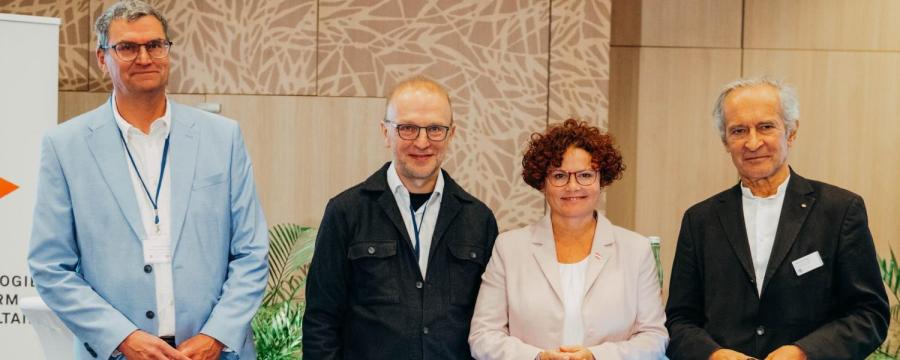 Hubert Fechner, Obmann der TPPV, Bernd Vogl, Geschäftsführer des Klima- und Energiefonds, Energie-Staatssekretärin Elisabeth Zehetner und Herbert Paierl, Vorstandsvorsitzender von PV Austria beim Eröffnungspanel der Fachtagung für Photovoltaik und Stromspeicherung 2025