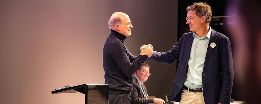 Carl Bäckstrand (links) und Daniel Fügenschuh (rechts) bei der Wahlveranstaltung. Im Hintergrund: ACE-Generalsekretär Ian Pritchard.