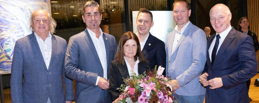 Personengruppe mit Künstlerin