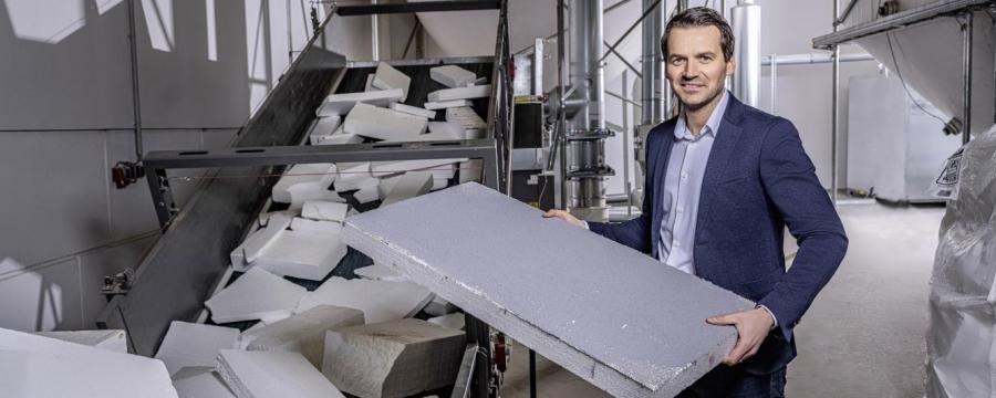 Heimo Pascher von Austrotherm vor der Recyclinganlage