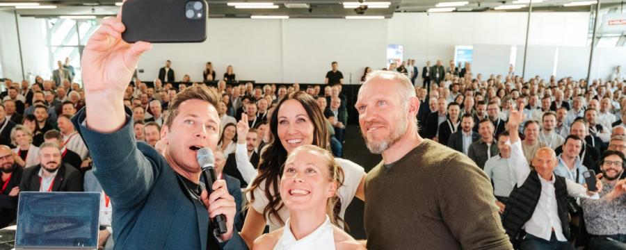 Sportikone Hermann Maier und Marathonläuferin Julia Mayer, die ORF-Sportkommentator:innen Karina Toth und Lukas Schweighofer.