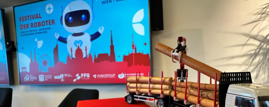 Roboter hebt Holz auf einem Lkw