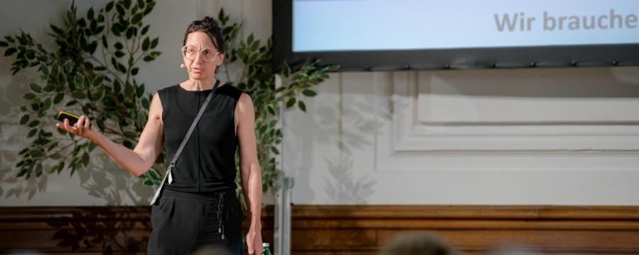Caren Orhallinger (nonconform) am a3BAU Summit 2026