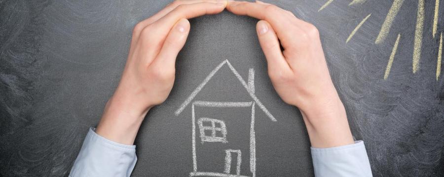 Hände umgreifen ein haus
