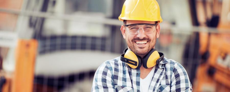 Bauarbeiter mit Helm