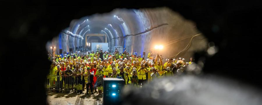 Der Tunneldurchschlag mit der Tunnelbohrmaschine Wilma im Brenner Basistunnel ist geschafft.