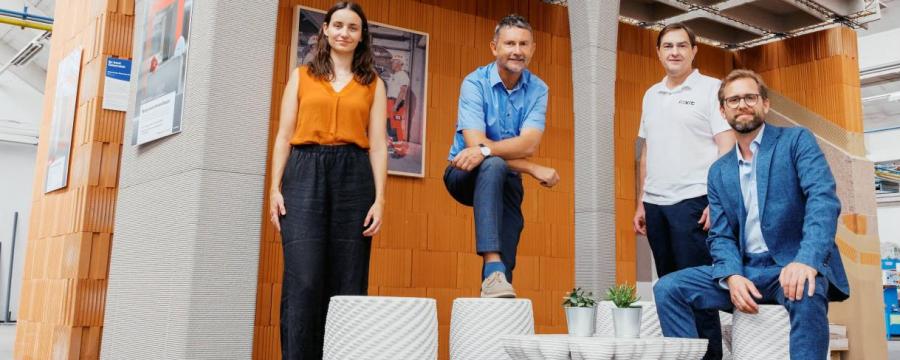 Der neue Baumit BauMinator® Pavillon im STRABAG Reallabor – Nachhaltiges Bauen in Wien zeigt, wie sich Beton und Bewehrungsstahl gezielter einsetzen, Konstruktionen rückbaubar ausführen lassen und dabei 40 % Stahl und Beton eingespart werden können.  Von links: Sarah Huber (STRABAG AG), Eduard Artner (Baumit BauMinator), Herwig Sumetzberger (STRABAG AG) und Robert Schmid (Baumit Group).