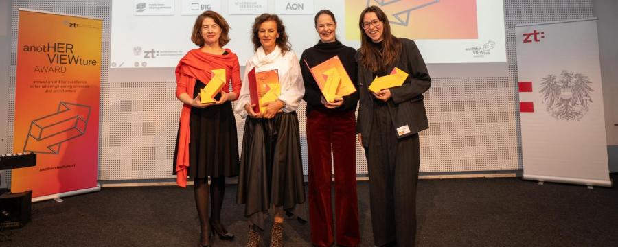 Die Preisträgerinnen des anotHERVIEWture Award 2026 bei der Verleihung im Architekturzentrum Wien
