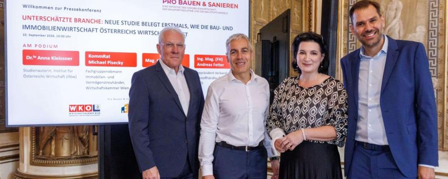 Menschengruppe am Podium