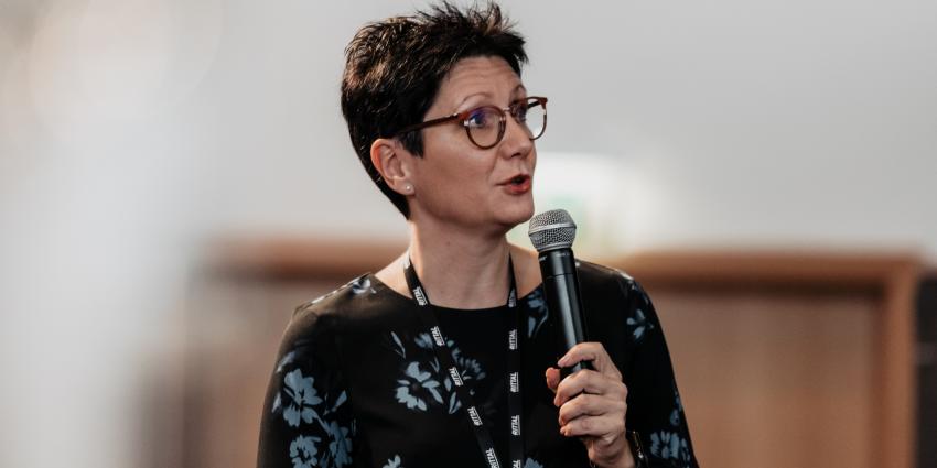 Sandra Bauernfeind spricht auf den Bautagen