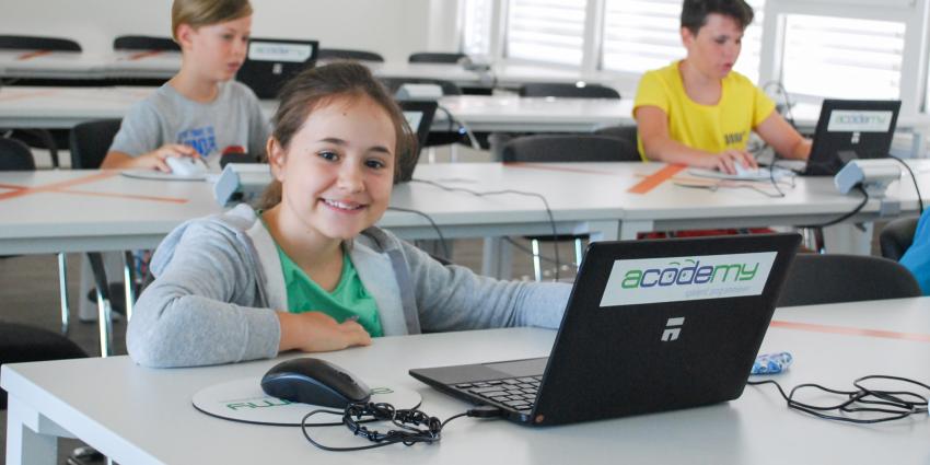 Mädchen mit Laptop