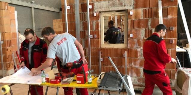Arbeiter an einer Fassade