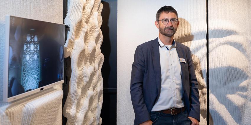 Mann vor einer gedruckten Betonskulptur