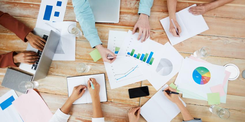 Viele Menschen arbeiten mit Charts