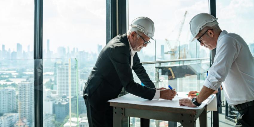 Zwei Männer mit Bauhelmen