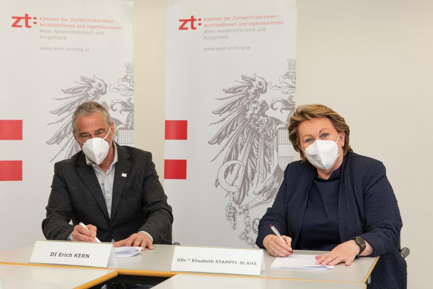 Zwei Menschen vor dem Rollup der Ziviltechnikerkammer