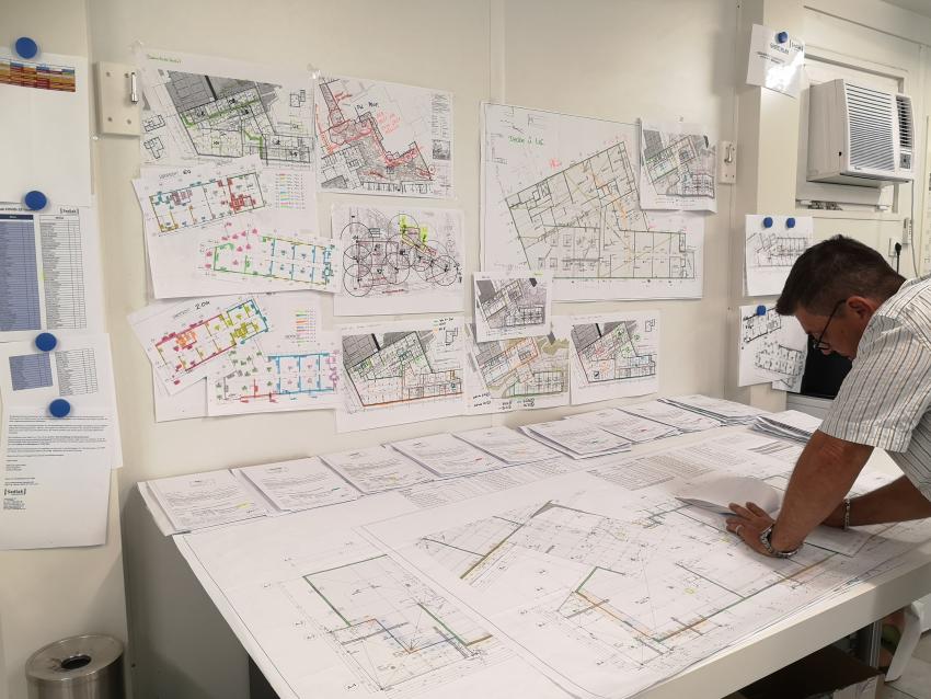 Mann bei der Projektplanung