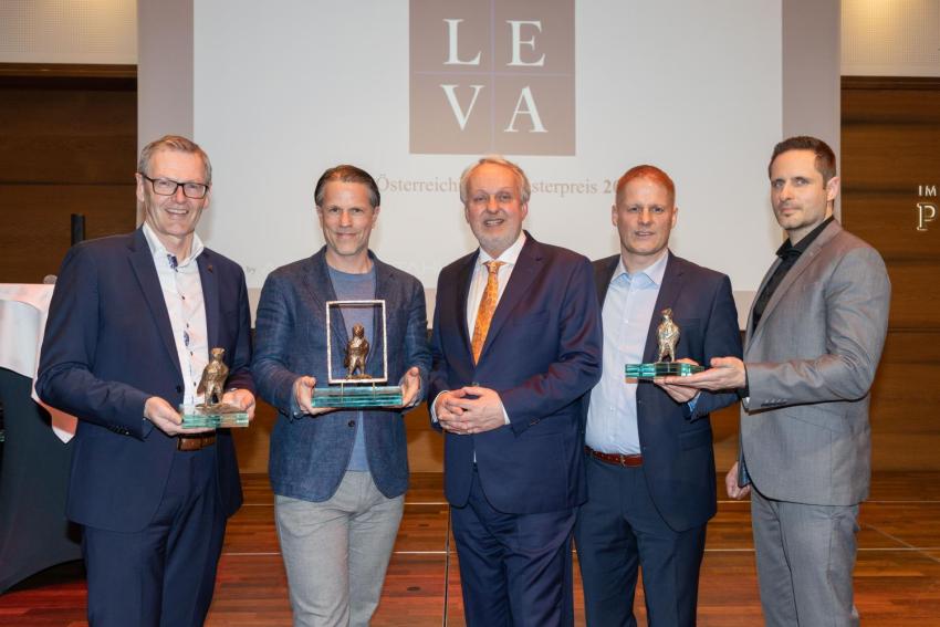 Gewinner des LEVA Awards 2024 mit Trophäe in der Hand