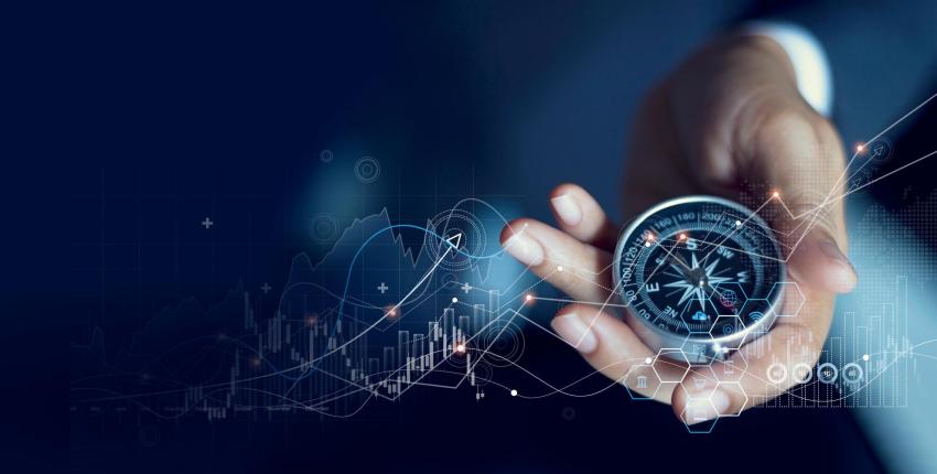 Eine Hand mit einem Kompass