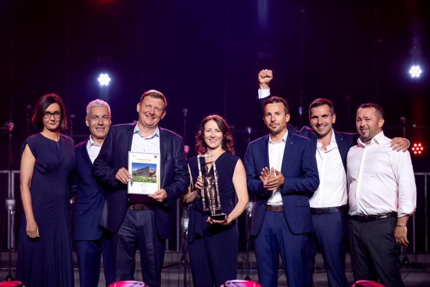 Baumit gratuliert dem Kategoriesieger „Besondere Struktur“ VINO.TAKE von links nach rechts: Judit Járomi, GF Baumit Ungarn, Georg Bursik, GF Baumit Österreich, Wolfgang und Ursula Kowald, Bauherren, Andreas Konrad, Baumit Außendienst, Manuel Schleich, Baumit Außendienst und Dimitru Marcut, MD-Putze