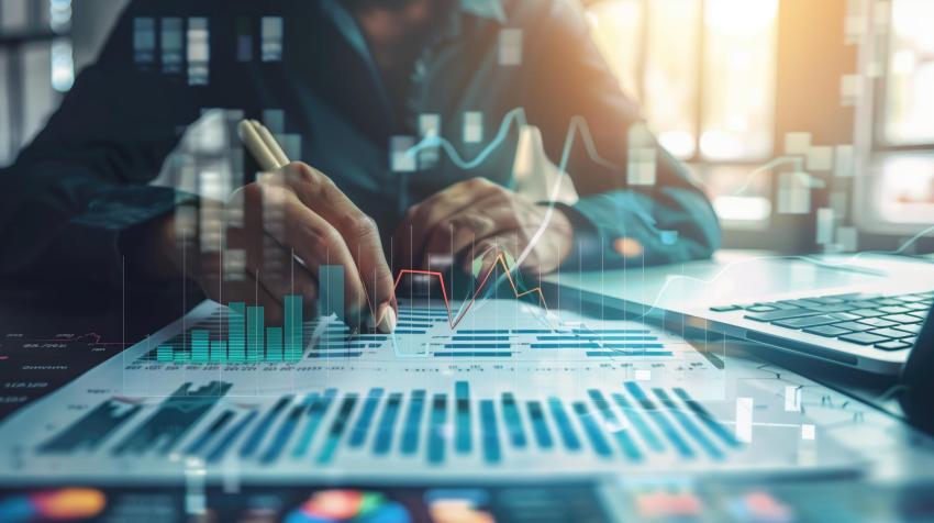 Hände, auf Blatt mit Grafiken