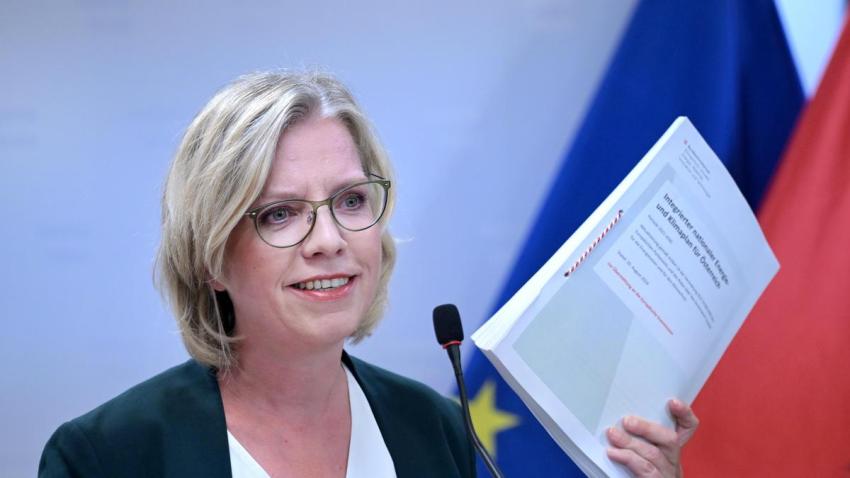 Gewessler mit Buch (Klimaplan)