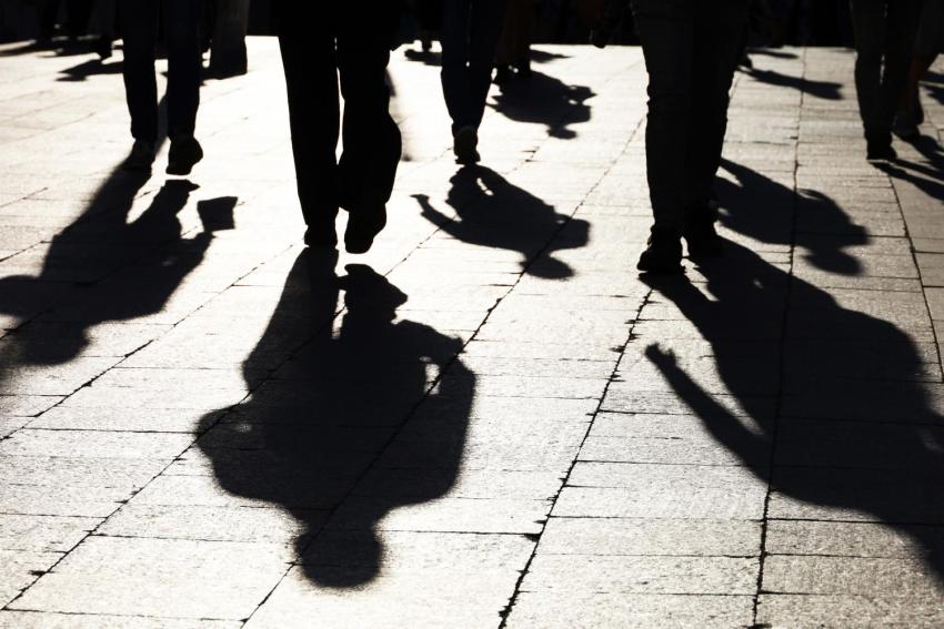 Schatten von Personen, die in eine Richtung gehen.