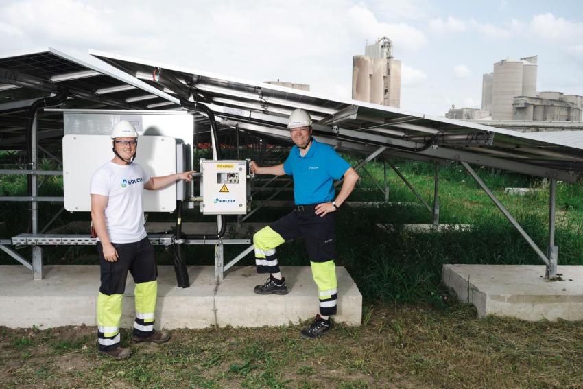 Holcim Mitarbeiter vor der Photovoltaik-Anlage