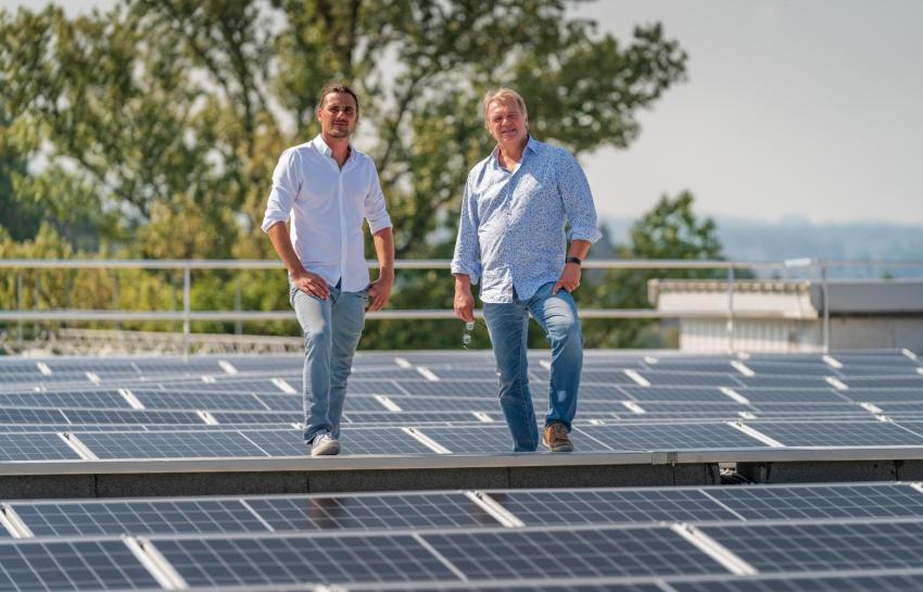 Robert Veronik und Andreas Müller von Hansesun auf einer Photovoltaikanlage