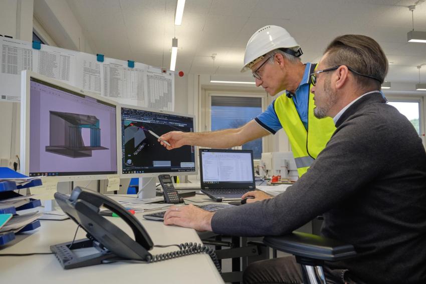 2 Männer vor bildschirm