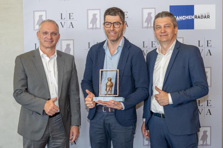 Drei Männer mit Auszeichnung