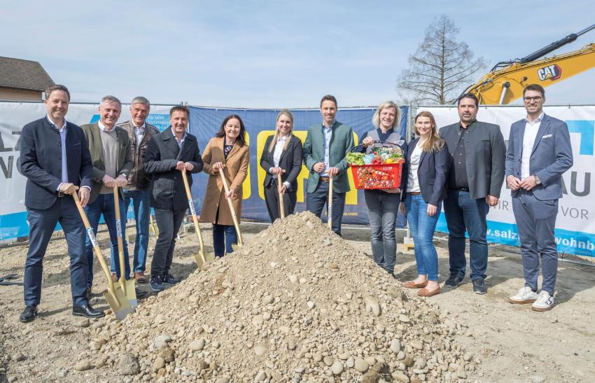 Menschen beim Spatenstich