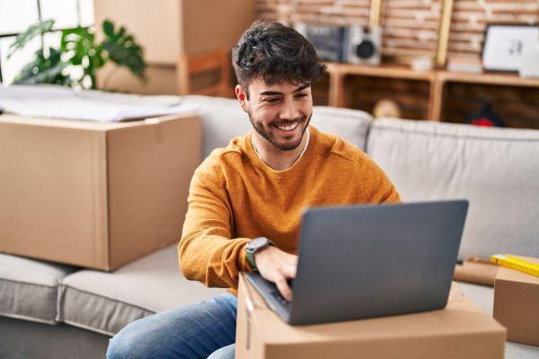 Mann mit Laptop