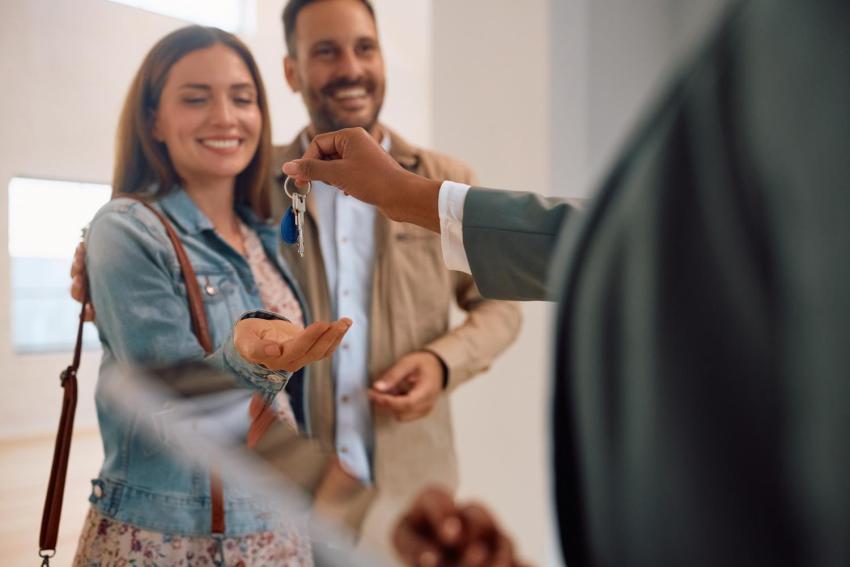 Paar erhält einen Schlüssel für eine Mietwohnung