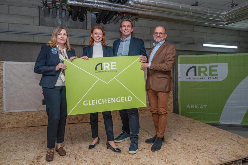 v.l.n.r.: ARE Projektmanagerin Cornelia Oberlehner, ARE Projektentwicklungsleiterin Michalea Koban, STRABAG Direktionsleiter Frank Fercher und STRABAG Bereichsleiter Markus Gornik 
