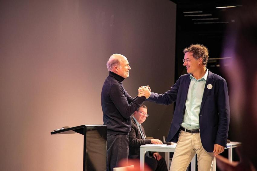 Carl Bäckstrand (links) und Daniel Fügenschuh (rechts) bei der Wahlveranstaltung. Im Hintergrund: ACE-Generalsekretär Ian Pritchard.