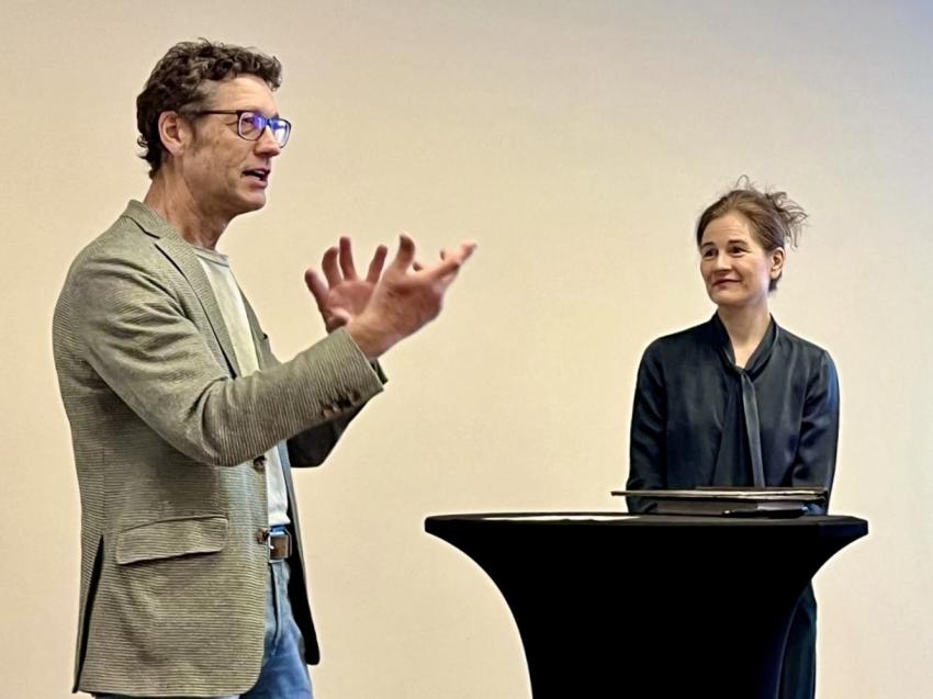 Die Impulsgeber und -geberin bei der Denkwerkstadt 2025 des Dachverbandes Stadtmarketing Austria: Wissenschaftsjournalist Ulrich Schnabel (li.) und die Philosophin Natalie Knapp 