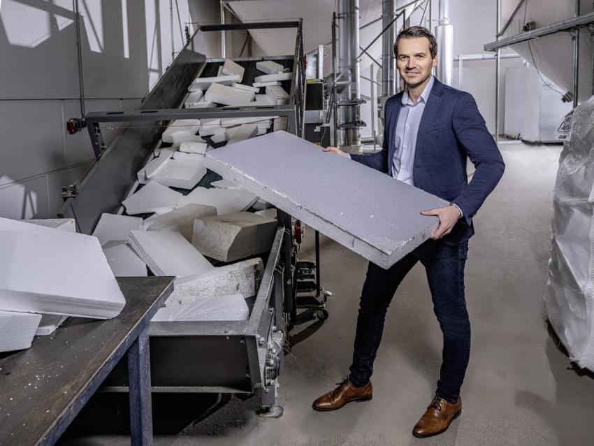 Heimo Pascher von Austrotherm vor der Recyclinganlage