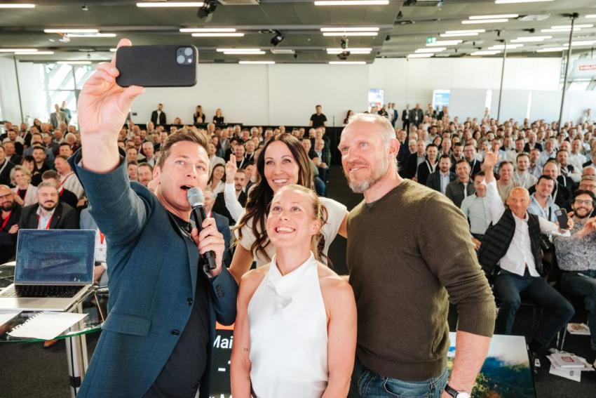 Sportikone Hermann Maier und Marathonläuferin Julia Mayer, die ORF-Sportkommentator:innen Karina Toth und Lukas Schweighofer.