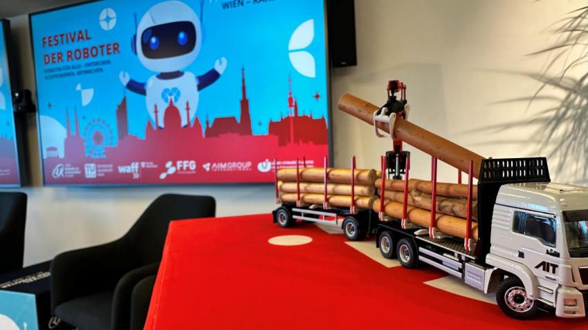 Roboter hebt Holz auf einem Lkw