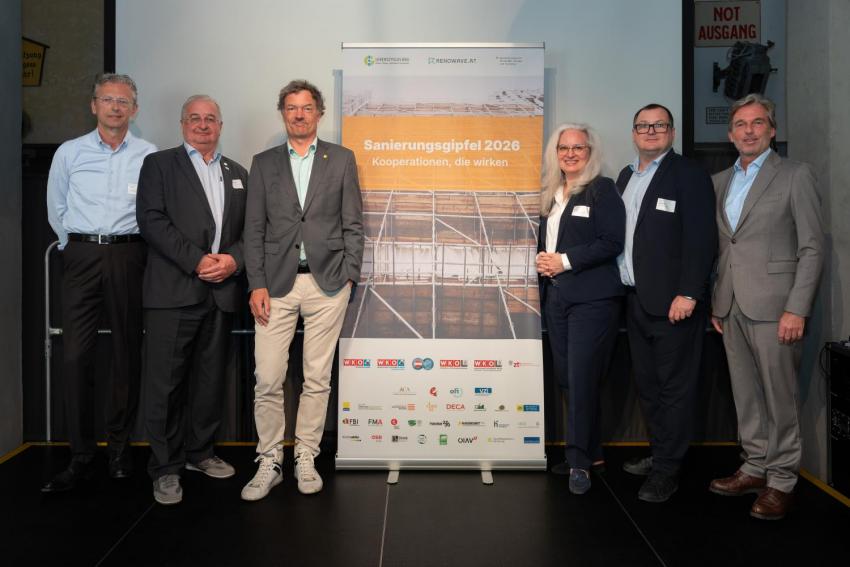 Bekannten sich im Rahmen des Sanierungsgipfels 2026 zum gemeinsamen Schulterschluss für die Transformation des Gebäudebestands:  Hans Jörg Ulreich (Fachverband Immobilien- und Vermögenstreuhänder), Klaus Thürriedl (Bundeskammer der Ziviltechniker:innen), Daniel Fügenschuh (Bundeskammer der Ziviltechniker:innen), Susanne Draxler (stellvertretend für den Fachverband Ingenieurbüros), Walter Seemann (WK Wien), Conrad Bauer (Wirtschaftskammer Wien) (v.l.n.r.)
